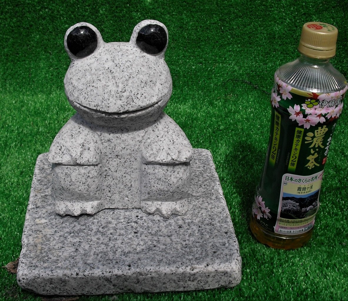 Amazon.co.jp: 招福 御影石 カエル置物 高さ約19㎝,20㎝角御影石台座